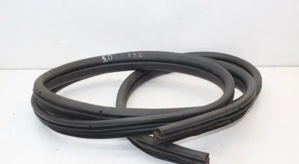Jeep Grand Cherokee (WK) Rubber seal rear door 