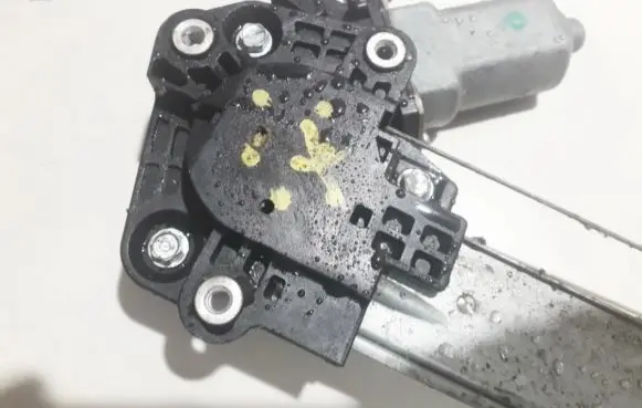 Honda CR-V Front door window regulator motor