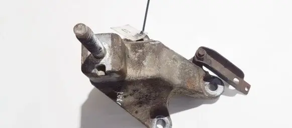 Engine mounting bracket