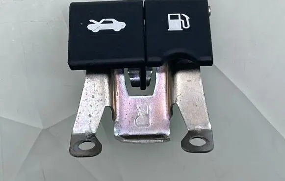 Nissan Qashqai Fuel tank opening switch 