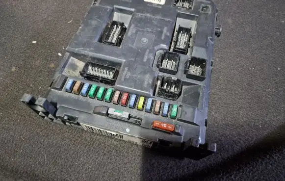 Citroen C5 Fuse module 9664983480