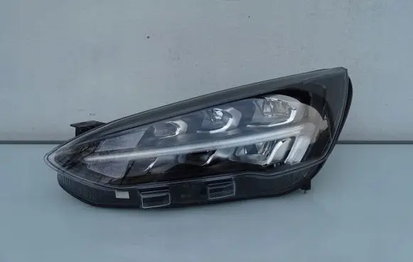Ford Focus Headlight/headlamp 13E015