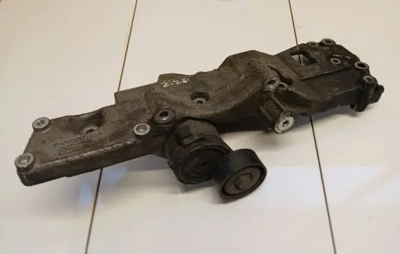 Land Rover Freelander 2 - LR2 Generator/alternator bracket 9661310080