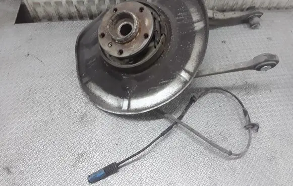 Rear wheel hub spindle/knuckle