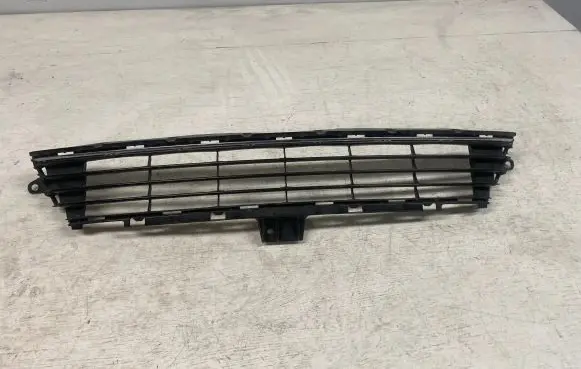 Toyota Auris E180 Front bumper lower grill 5311202680 5311202670