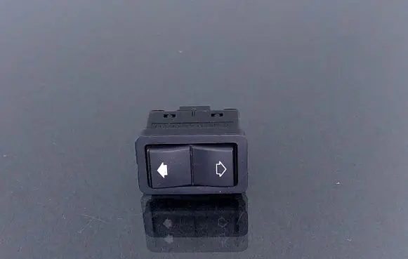 BMW 5 E39 Electric window control switch 8368974