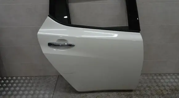 Nissan Leaf II (ZE1) Rear door