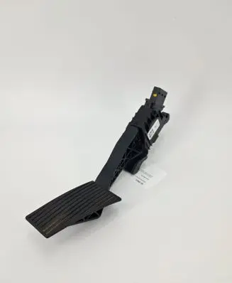 Accelerator throttle pedal
