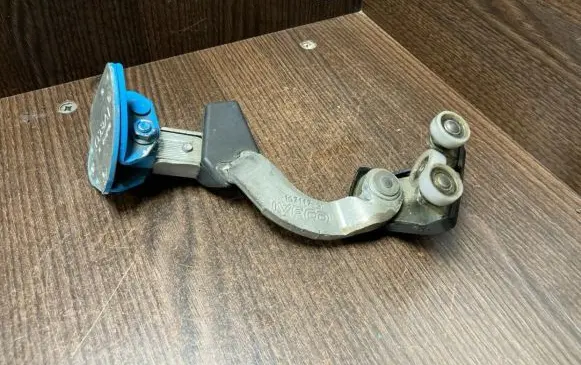 Iveco Daily 4th gen Sliding door upper roller guide/hinge 107117
