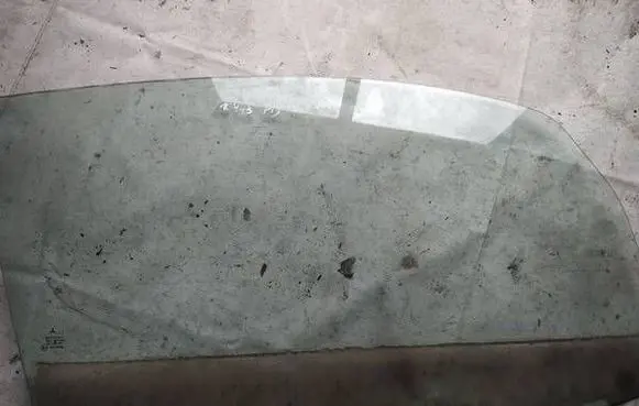 Mitsubishi Colt Front door window glass four-door as2