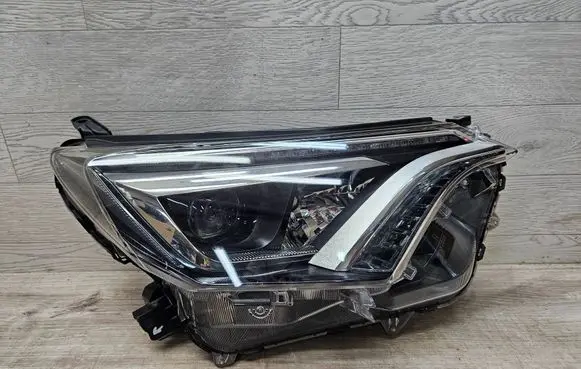 Toyota RAV 4 (XA40) Headlight/headlamp W3049