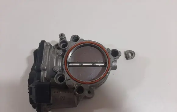BMW 4 F36 Gran coupe Throttle valve 8601651