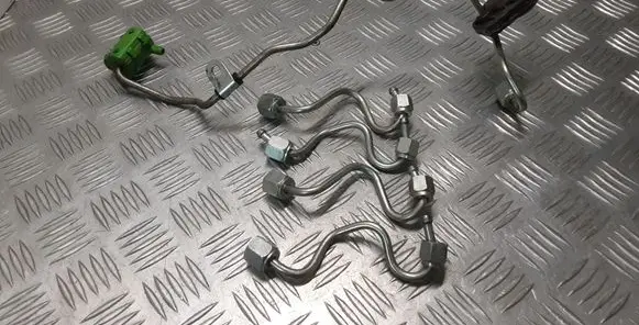 Fuel injector supply line/pipe