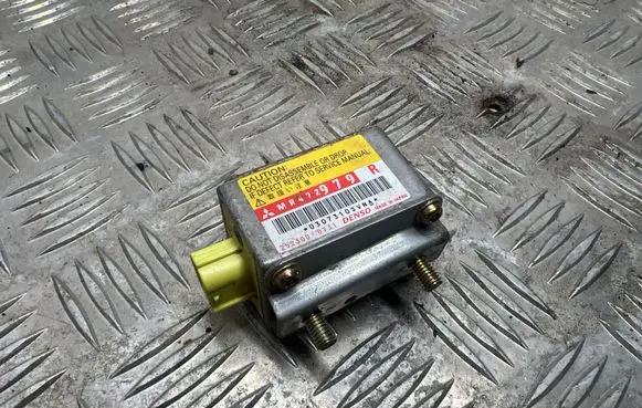 Mitsubishi Pajero Airbag deployment crash/impact sensor MR472979
