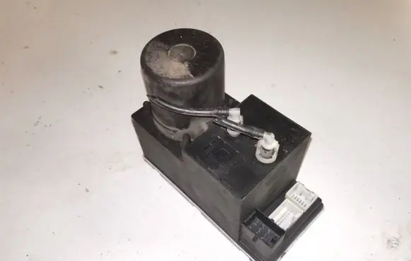 Audi A3 S3 8L Central locking vacuum pump 8L0862257D