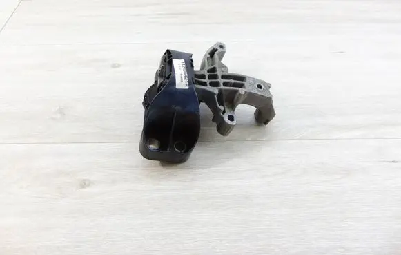 Renault Megane IV Engine mounting bracket 112106421R