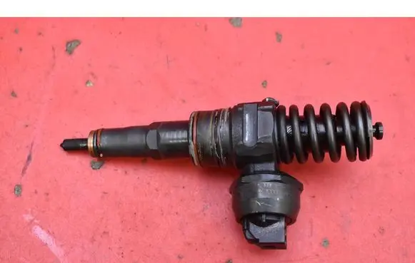 Volkswagen PASSAT B5.5 Fuel injector 038130073AJ