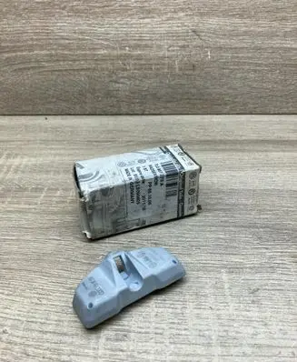 Volkswagen Phaeton Tire pressure sensor 7L0907275A
