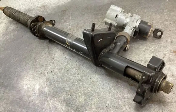 Mercedes-Benz W123 Steering wheel axle 82813K 0160285