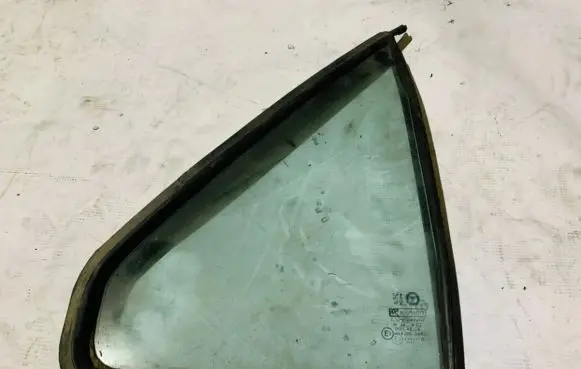 Peugeot 605 Rear vent window glass 