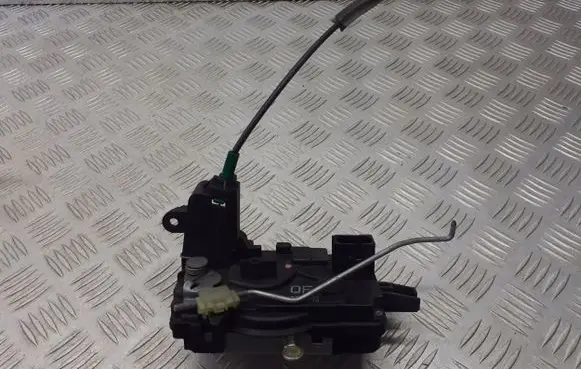 Opel Zafira B Front door lock 1320748QF
