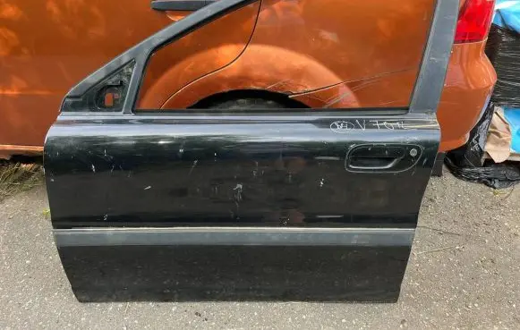 Volvo V70 Front door 9182296LH