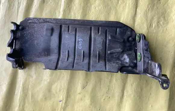 Mercedes-Benz C AMG W204 Air filter cleaner box bracket assembly A6460940720 A6460941141 A6460940641