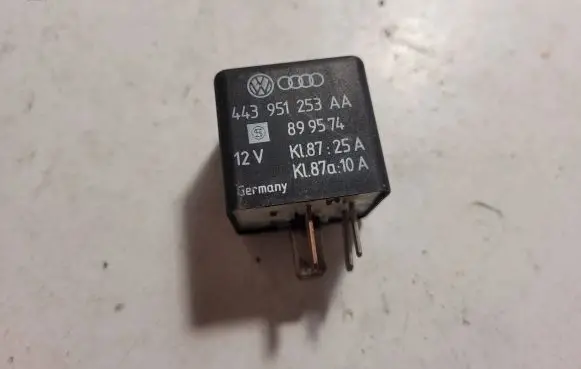 Volkswagen PASSAT B5.5 Other relay 443951253AA 899574 KL8725A