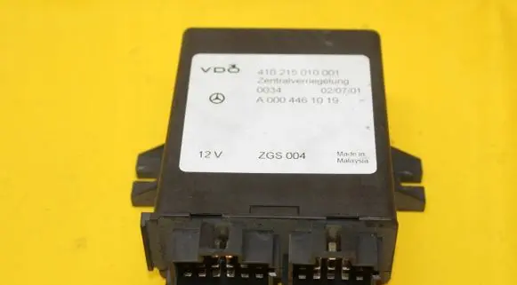Mercedes-Benz Vito Viano W638 Door central lock control unit/module A0004461019