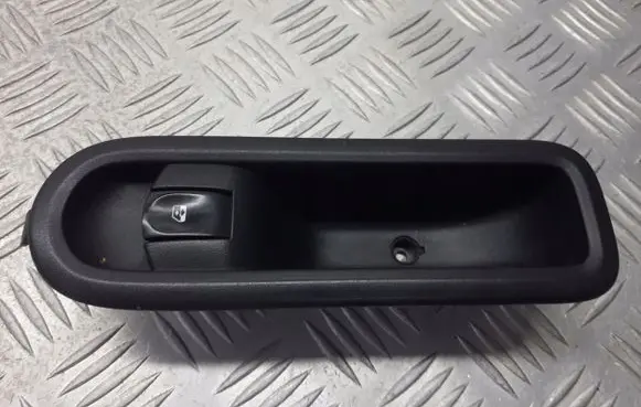 Nissan Almera Tino Electric window control switch 8200356517A