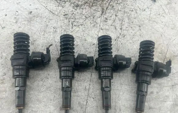 Volkswagen Caddy Fuel injectors set 0414720215