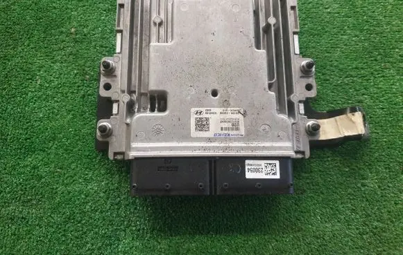 Hyundai i30 Engine control unit/module 391992U000