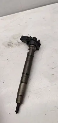 Volkswagen PASSAT B6 Fuel injector 03L130277