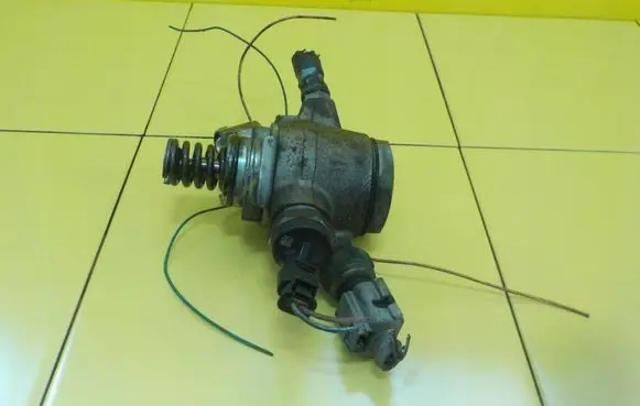 Audi A4 S4 B8 8K Fuel injection high pressure pump 3HTR2
