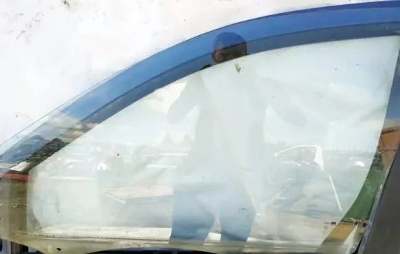KIA Sorento Front door window glass four-door