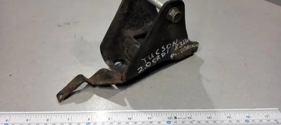 Hyundai Tucson JM Engine mounting bracket