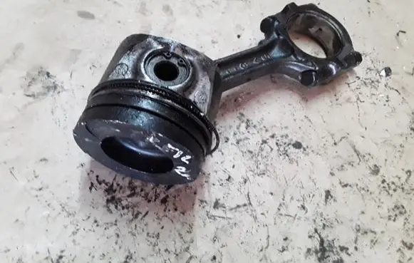 Nissan X-Trail T30 Piston with connecting rod NOCODE