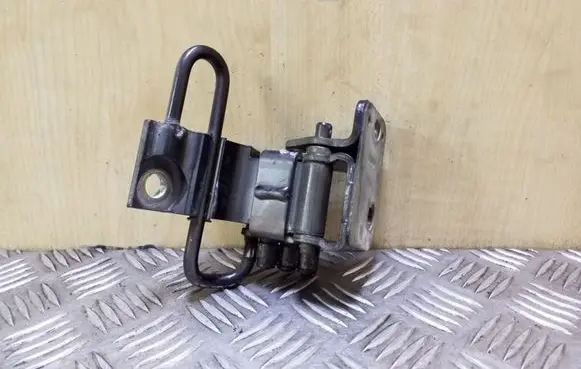 Volkswagen Touareg I Front door lower hinge 7L0831411