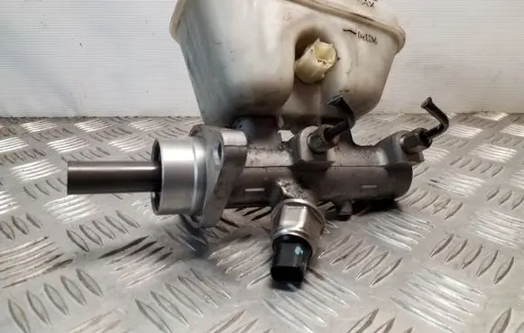 Jeep Grand Cherokee (WK) Master brake cylinder