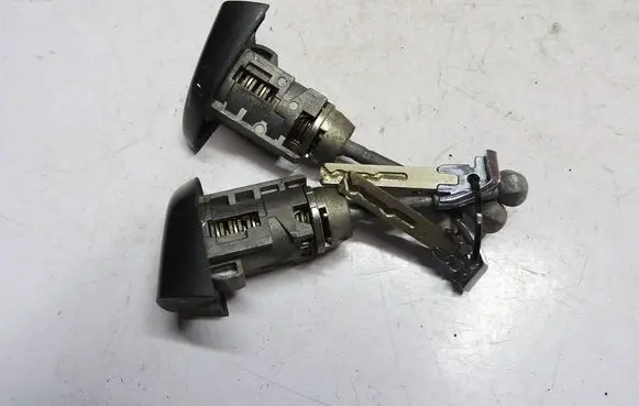 Citroen C4 II Picasso Front door lock (next to the handle) 