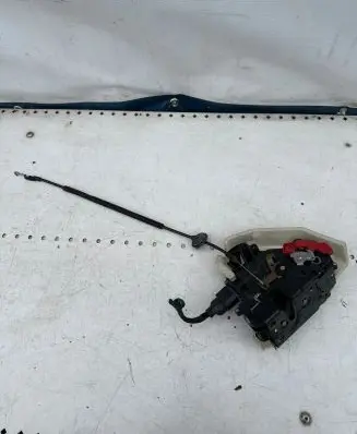 Volkswagen Golf V Rear door lock 7L0839016