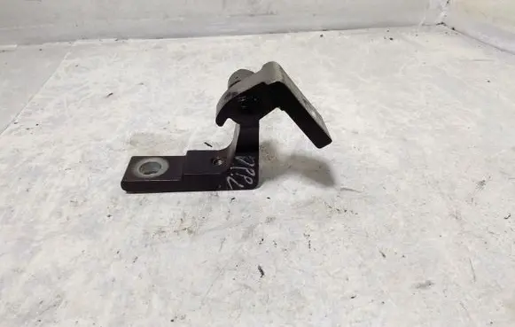 Volkswagen Touareg I Front door upper hinge 7L0831402A