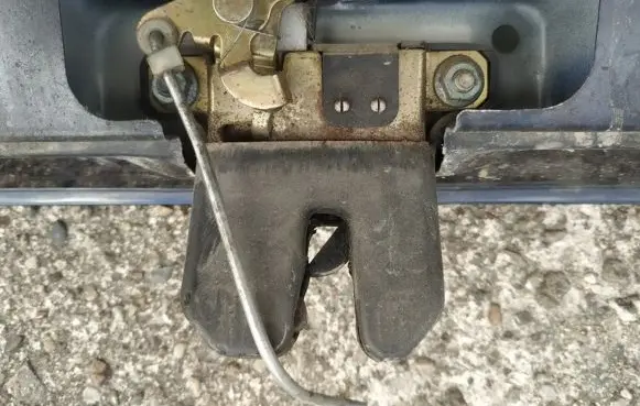Volkswagen PASSAT B5 Tailgate/trunk/boot lock/catch/latch 
