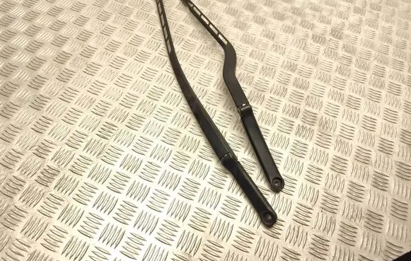 Audi A3 S3 8P Front wiper blade arm 8P1955407A 8P1955408A