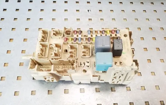 Toyota Avensis T250 Fuse module 82641CA020F