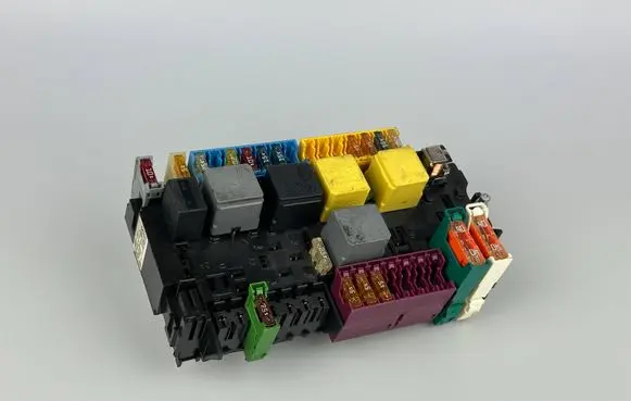 Mercedes-Benz B W246 W242 Fuse module A2469060093 729986773 01231593