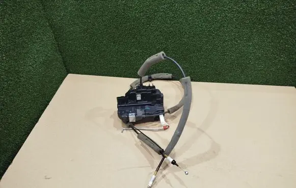 Renault Koleos II Front door lock 
