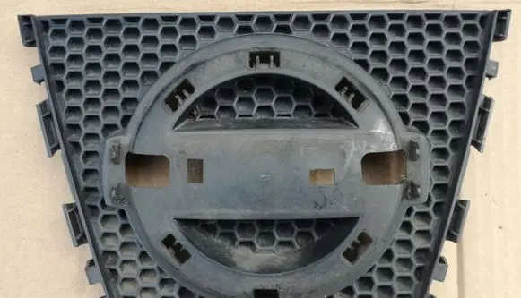 Nissan Qashqai Front bumper upper radiator grill