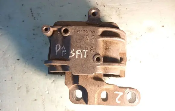 Volkswagen PASSAT B6 Engine mount bracket 1K0199262