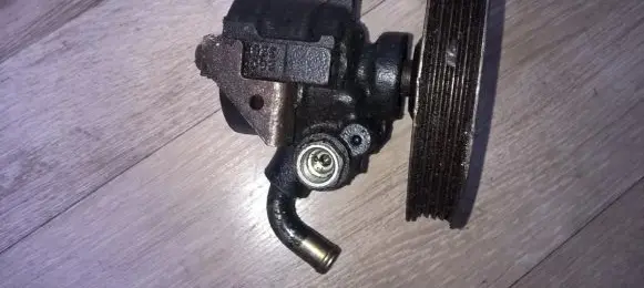 Mitsubishi Carisma Power steering pump mmc26043436